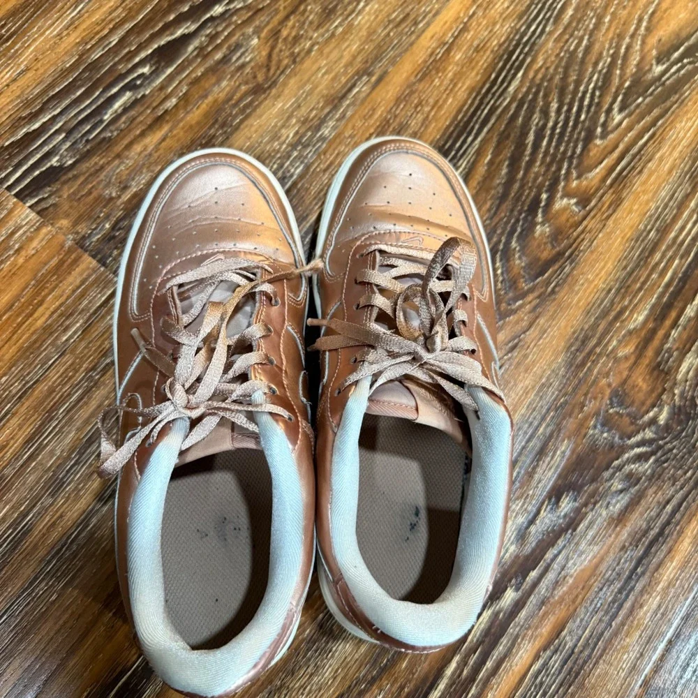 Nike Air Force 1 Low Kids Girls 6.5Y Rose Gold Metallic Sneaker 877083-901 Shoe